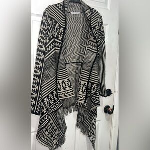 Bellisimo black and white poncho w Sleeves & fringe #poncho #fringe